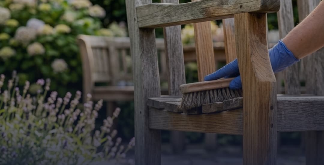Houten tuinmeubelen schoonmaken: tips & onderhoud