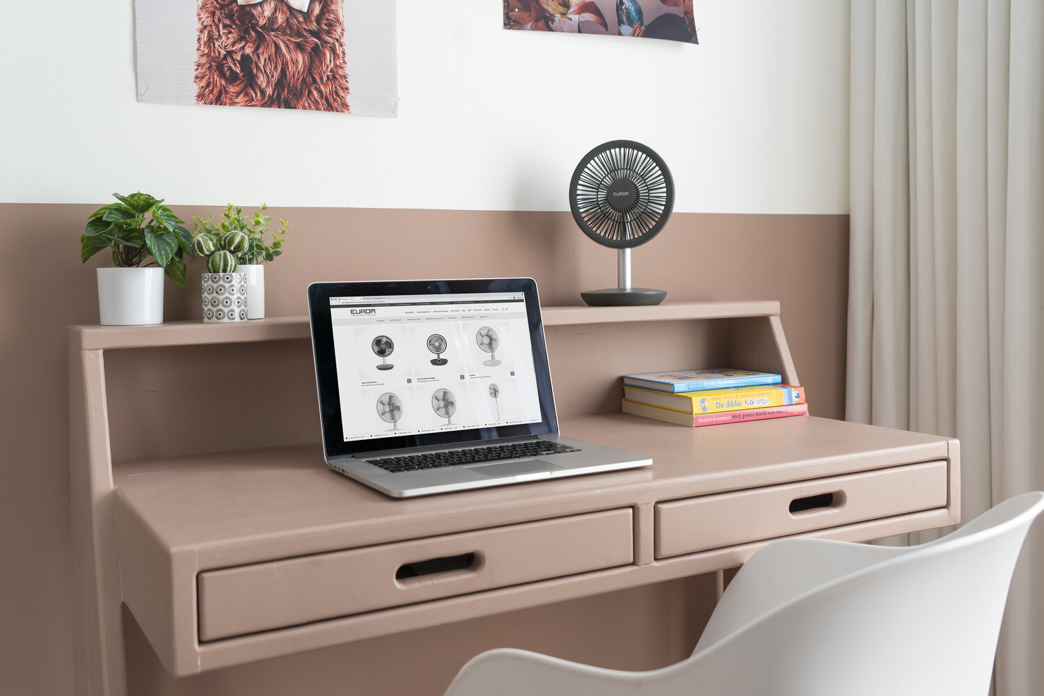 Kleine ventilator op bureau