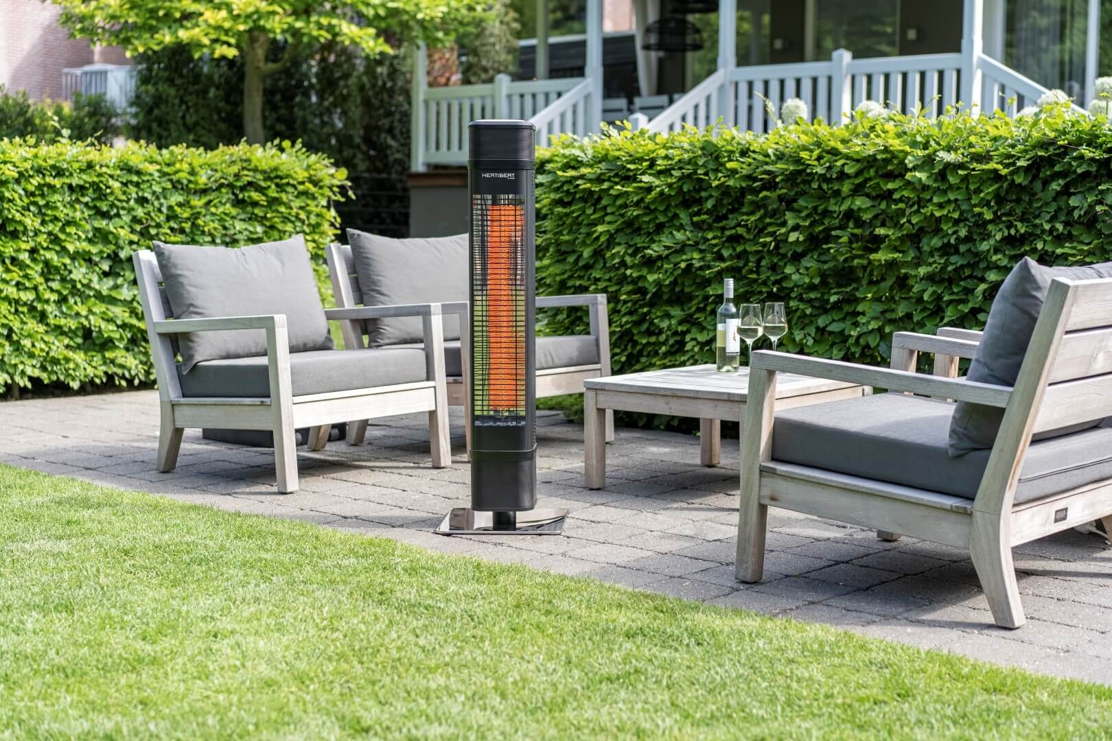 Staande terrasverwarmer op een terras in een achtertuin