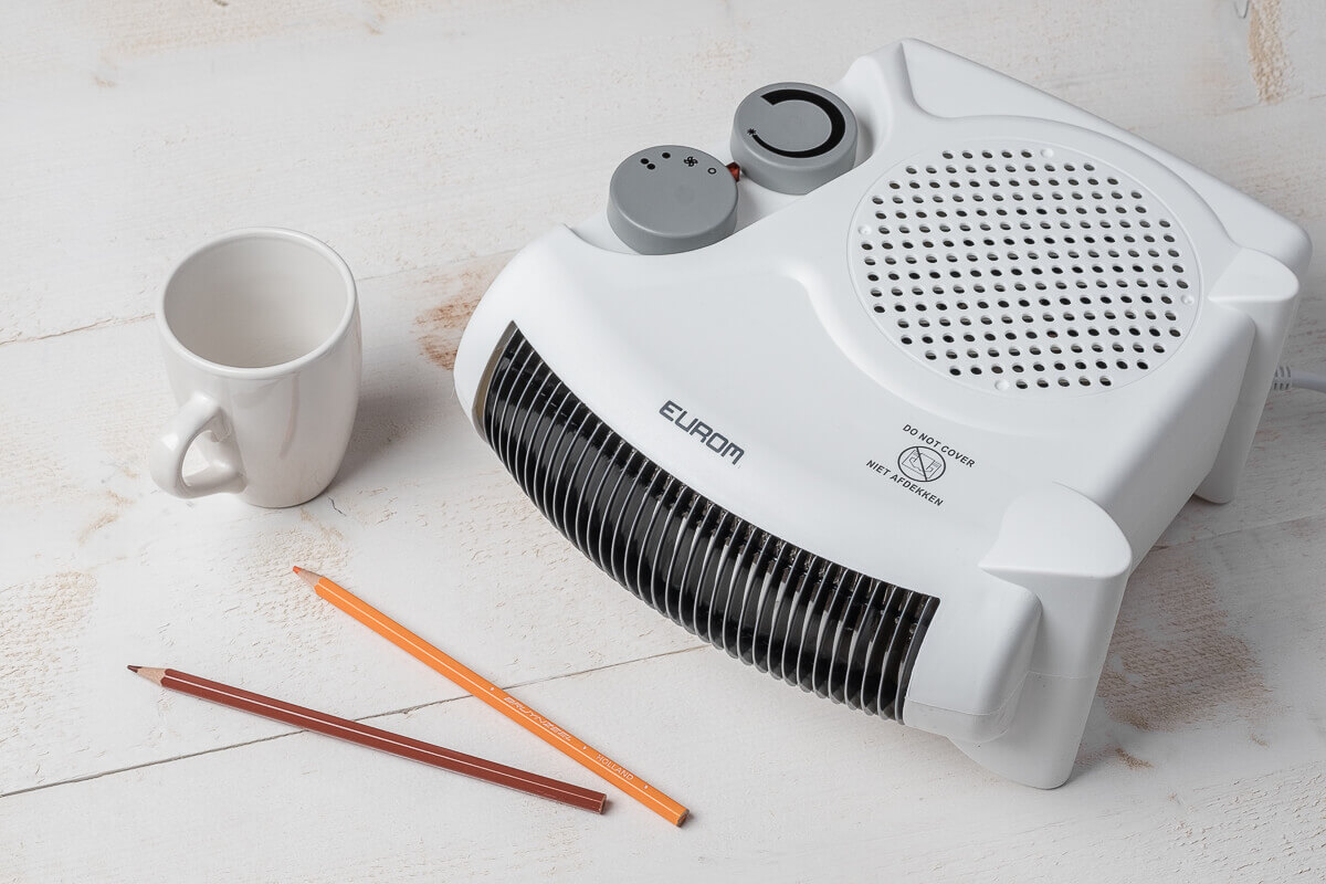 Kleine ventilatorkachel op bureau