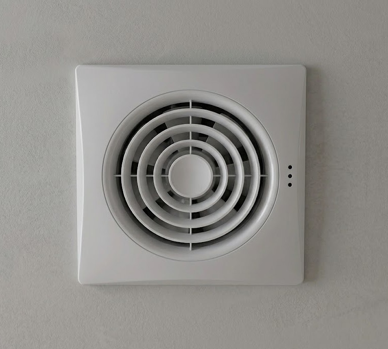 Inbouwventilator gemonteerd in een plafond